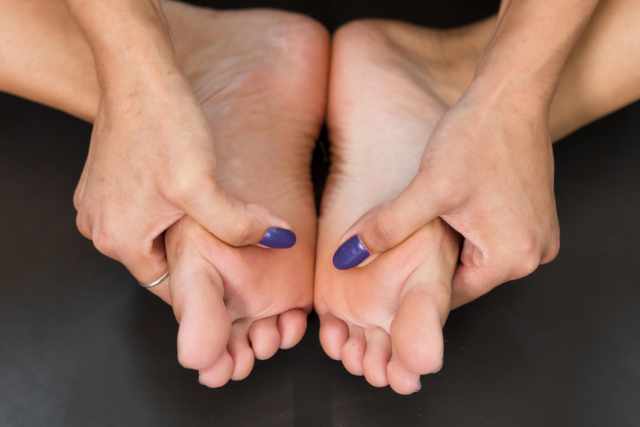 Geste auto-massage voute du pied