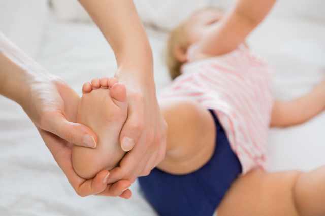 Massage des pieds pour bébé et jeune enfant