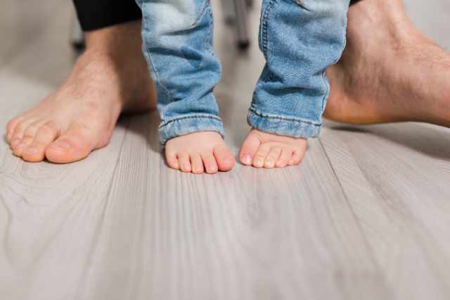 Masser les pieds des enfants