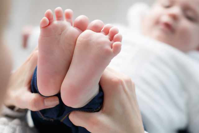 Précaution d'un massage de pieds pour enfant