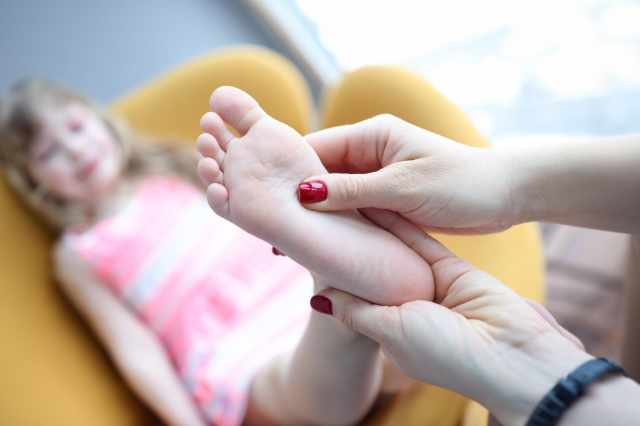Massage des pieds enfant, geste sûr et apaisant