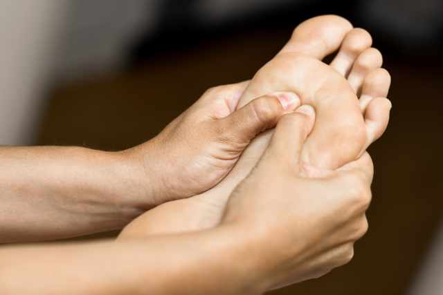 Massage manuel des pieds