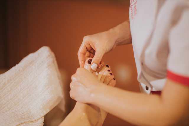 Massage des pieds manuel vs masseur électrique : que choisir ?